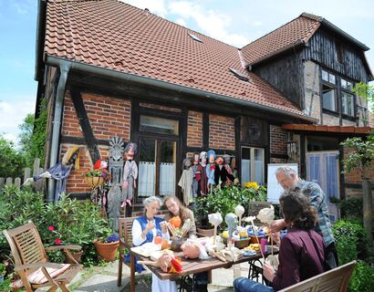 Painting doll heads, at the Stab puppet workshop in art and Kemenaten Klein Jasedow