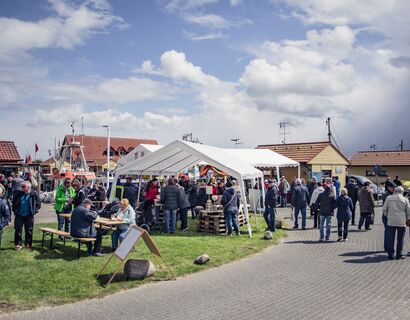 Besucherandrang auf dem Fischmarkt in Freest. Verschiedene Zelte.