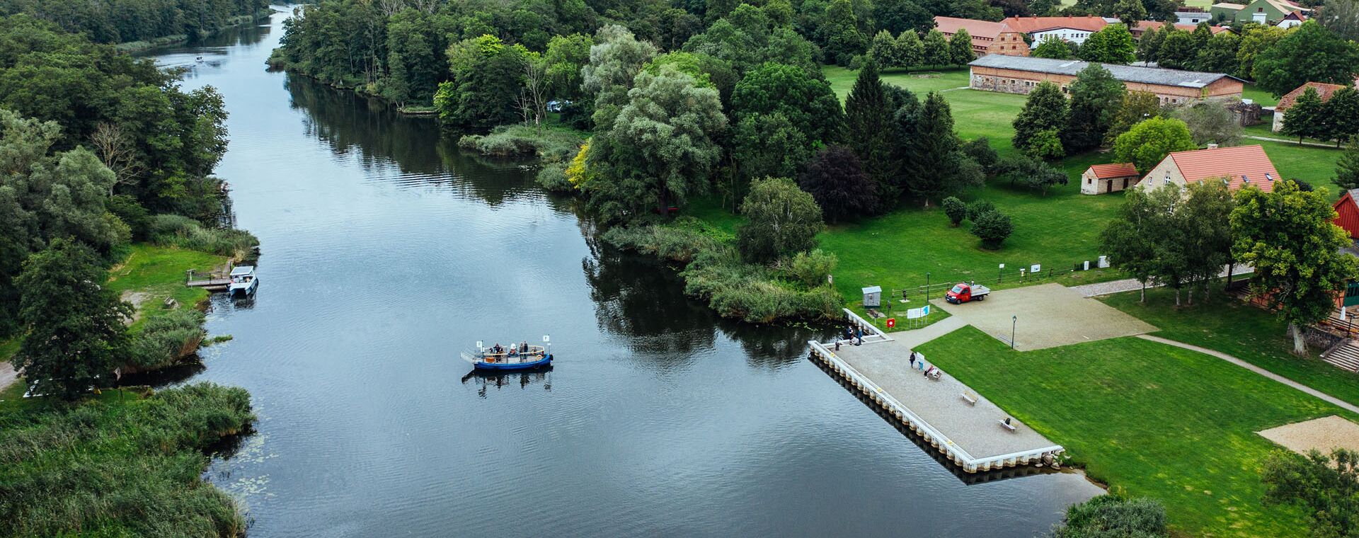 Luftaufnahme von einem Fluss mit der Rad und Personenfähre in Stolpe an der Peene.