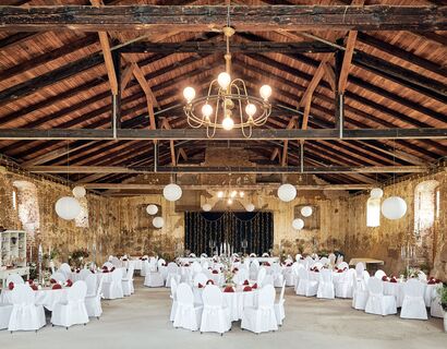 Hochzeitslocation im rustikalen Festsaal des Schloss Broocks