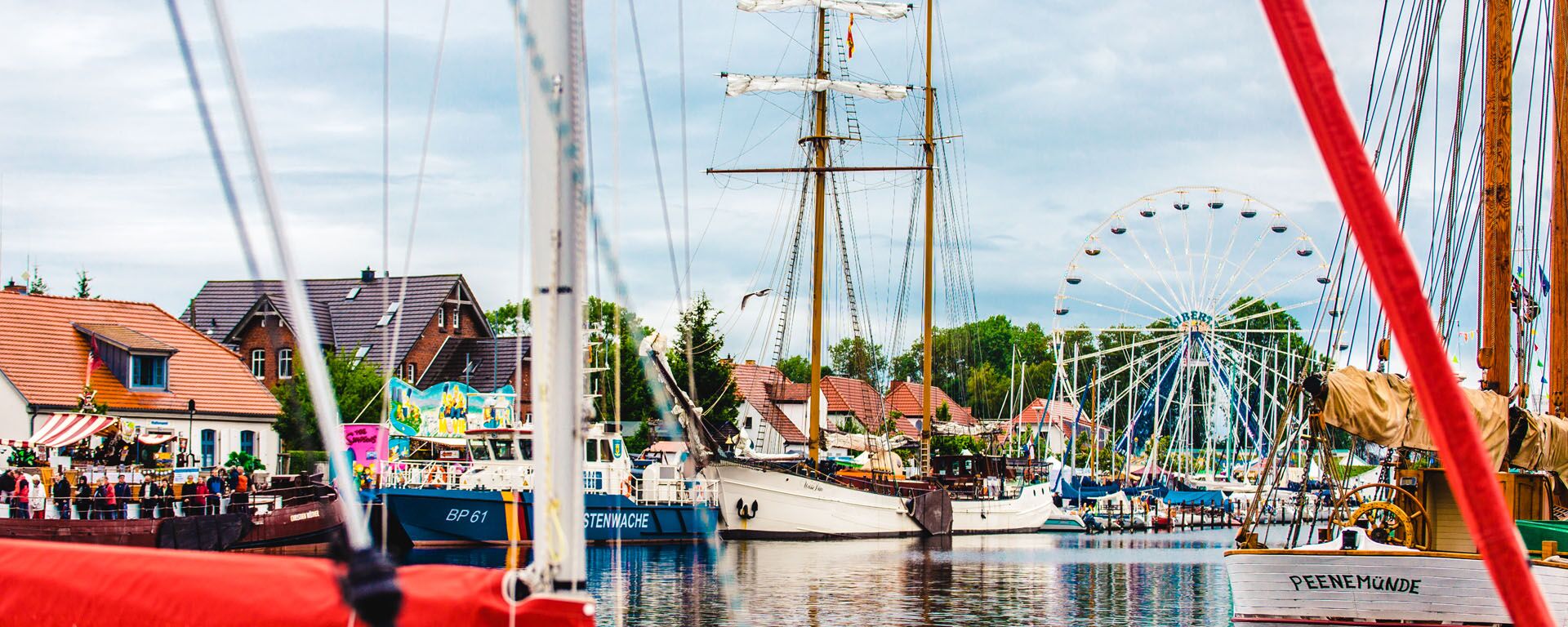 Fischerfest Gaffelrigg Boote auf dem Ryck und im Hintergrund ein Riesenrad