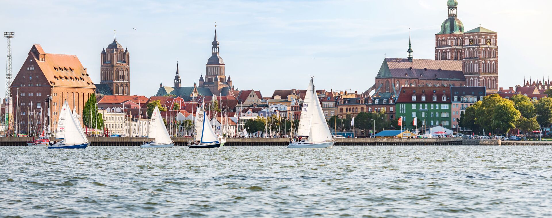 Der Blick vom Wasser auf Segelboote vor der Hansestadt Stralsund