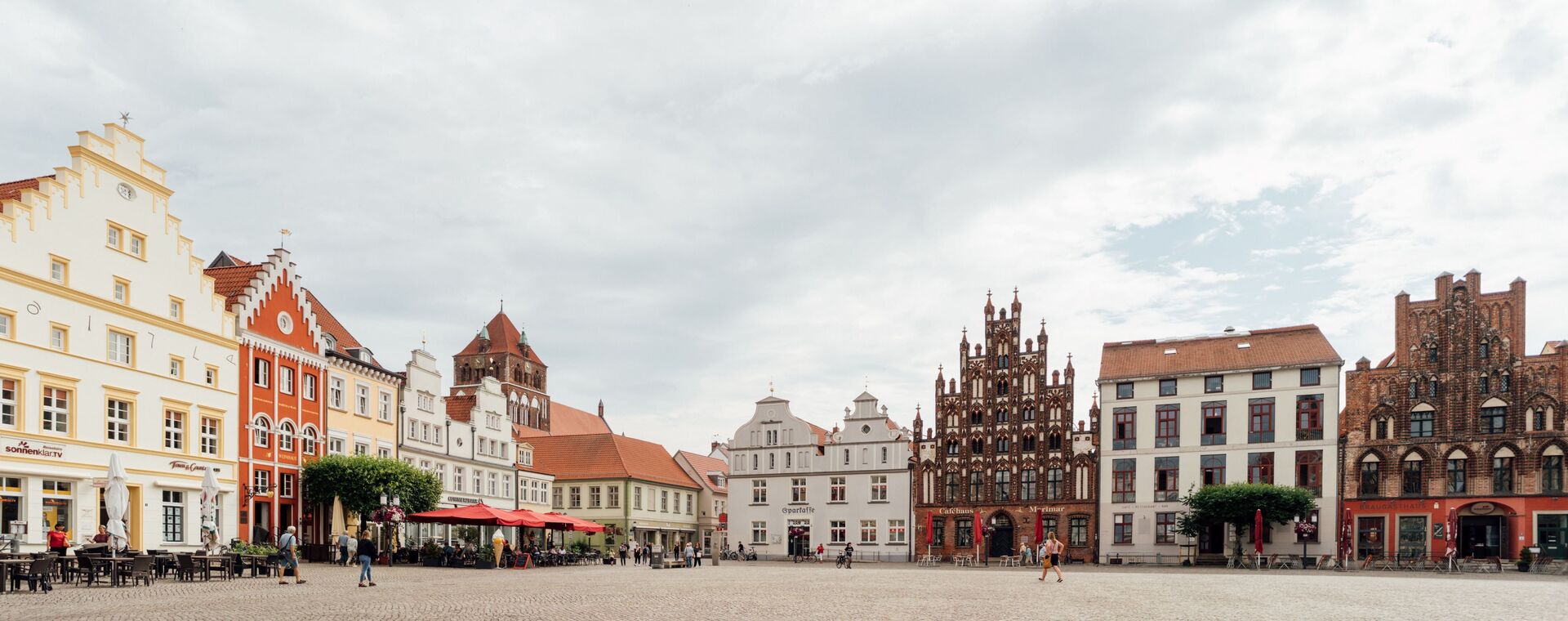 Typische Häuser alter Hansestädte um den Marktplatz in Greifswald