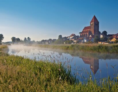 Blick über die Trebel, aus der leichter Nebel aufsteigt, auf Triebsees