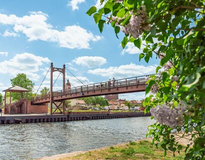 Eine Aufnahme der hölzerne Fußgängerbrücke über die Peene in Anklam