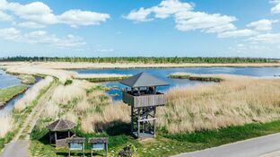 Aussichtsturm in Bugewitz mit Blick auf Wasser