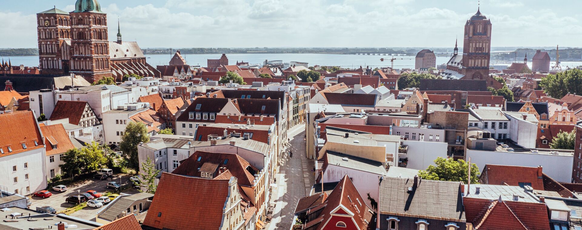 Luftaufnahme der Heilgeiststraße in Stralsund mit Blick auf die Altstadt und das Stralsunder Fahrwasser