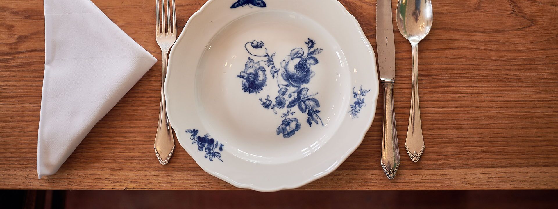 Place on the table with white plates with motifs.