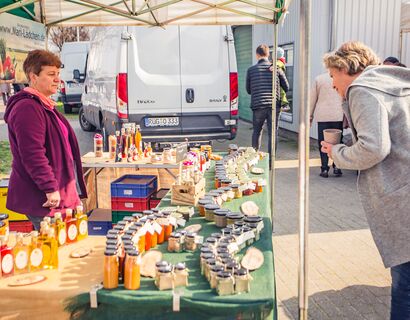 Ein Stand mit verschiedenen Produkten in Gläsern.