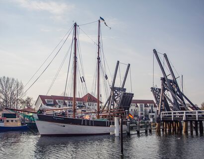 Greifswald Wieck Die Wiecker Klappbrücke geöffnet, nach dem ein riesiges Segelschiff durchgefahren ist
