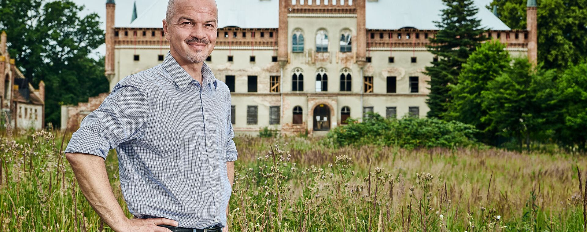 Stefan Klinkenberg in front of Broock Castle