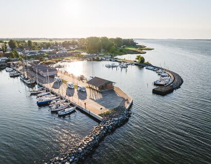 Stahlbrode Hafen Luftaufnahme über den Hafen Stahlbrode, in dem einige Segelboote liegen.