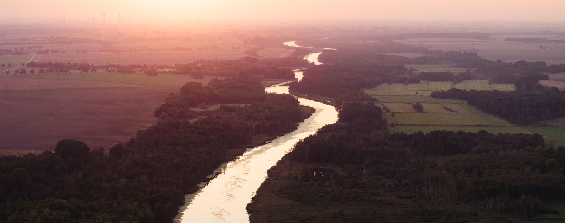 Die Peene zum Sonnenuntergang aus der Luft