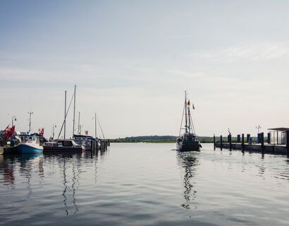 Altwarp Ein Blick aus dem Hafen Altwarp, den gerade ein Segelboot verlässt.
