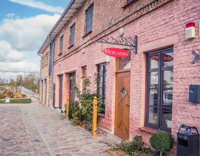 The farm shop of the Liepen estate with the red farm shop sign