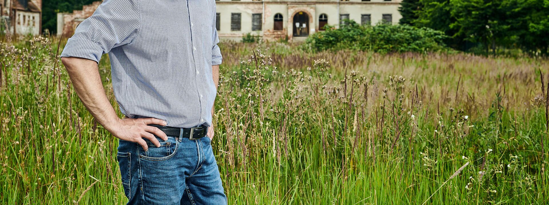 Stefan Klinkenberg in front of Broock Castle