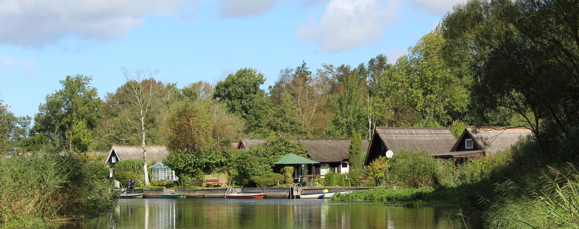 Ein Fluss mit Häusern am Ufer