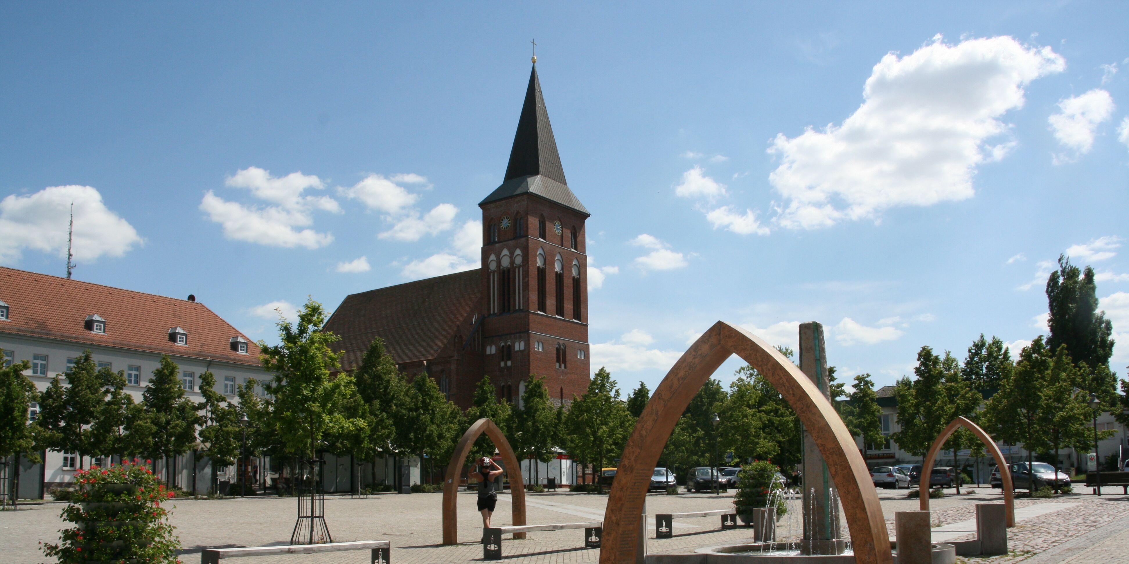 Ein Blick über den Marktplatz Pasewalk auf die Kirche.