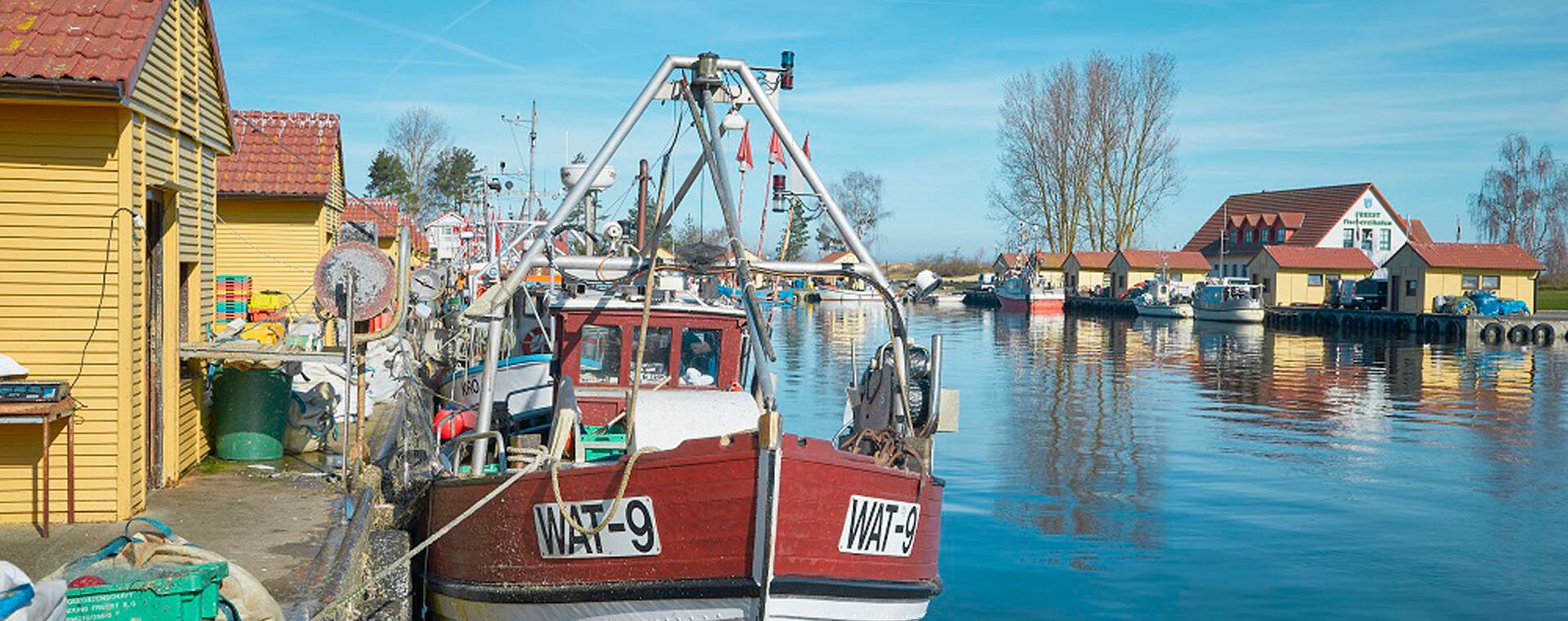 Ein Blick in den Hafen Freest. Im Fokus ein Boot