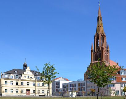 Blick über den Markt Demmin mit Blick auf das Rathaus und die Kirche dahinter