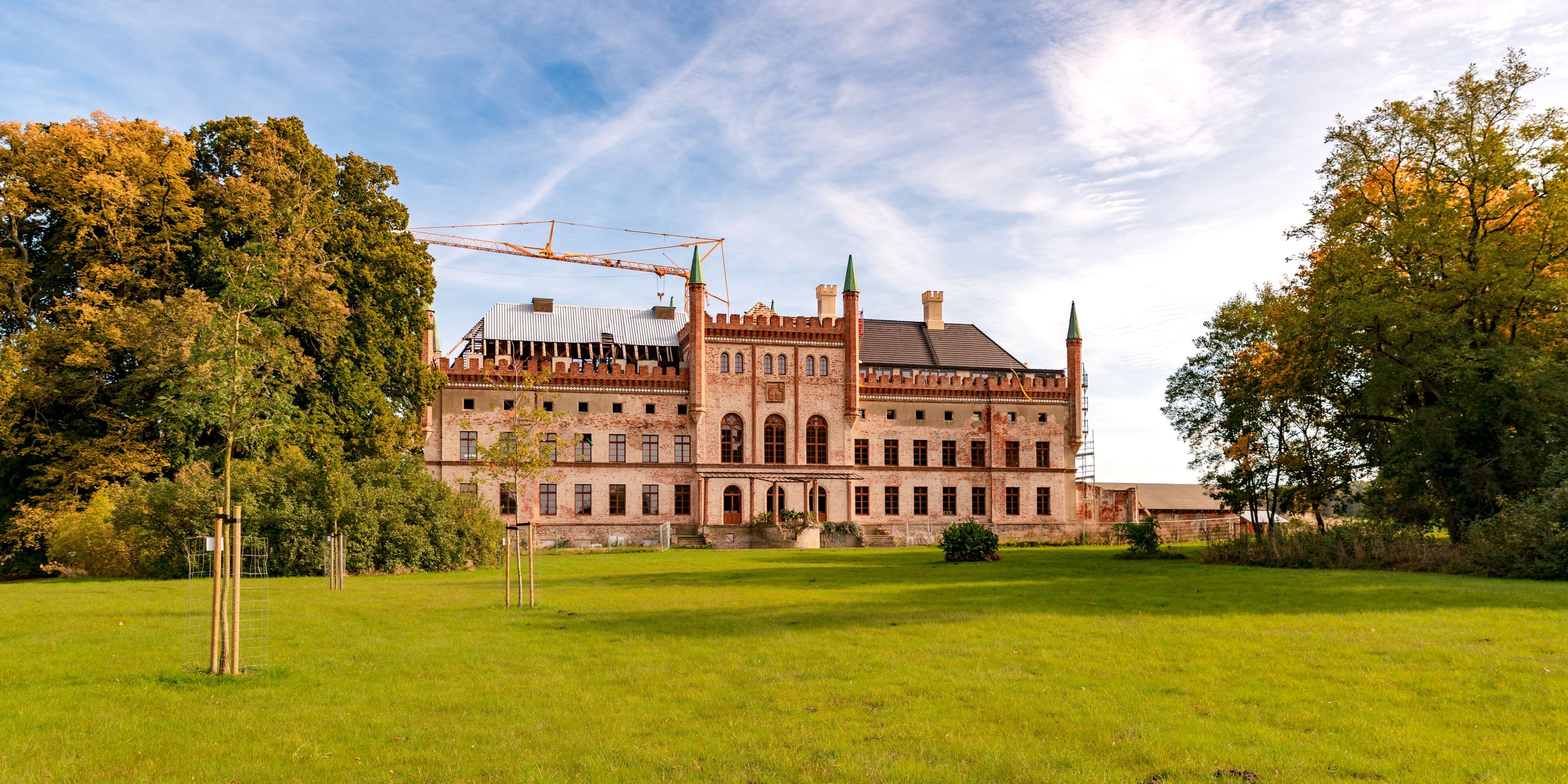 Das Schloss Broock und die davor liegende Wiese