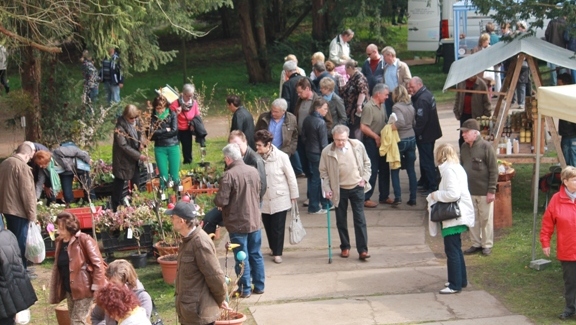 Frühlingsmarkt im Schlosspark Griebenow